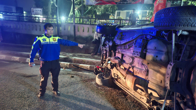 Ford Escape Terguling Usai Tabrak Trotoar dan Pagar Polsek Ciawi, Diduga Hilang Kendali