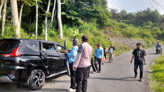 Kapolsek Sukamakmur dan Relawan Evakuasi Xpander Terbalik di Tanjakan 2000 Puncak 2