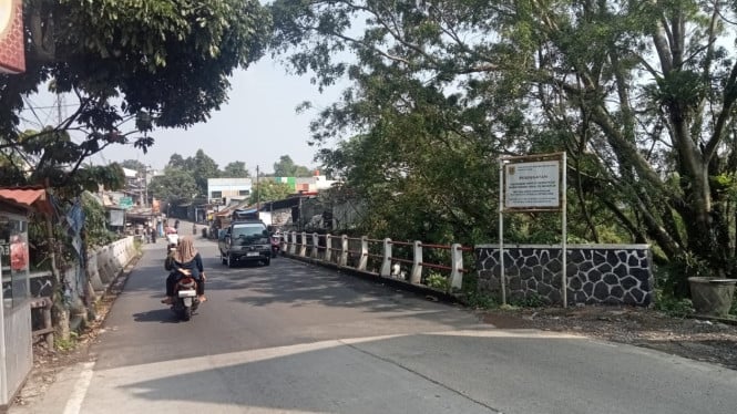 Sungai Ciapus di Kecamatan Tamansari dipenuhi tumpukan sampah.
