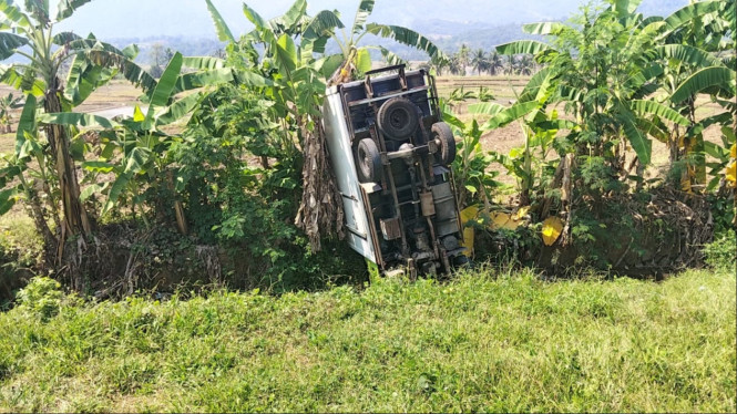Mobil boks pengangkut es kristal terperosok ke parit sawah di Tanjungsari, Kabupaten Bogor.