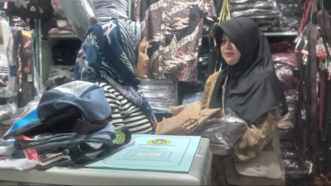 Jelang Tahun Ajaran Baru, Kios Seragam Sekolah di Pasar Cisarua Dipadati Pembeli