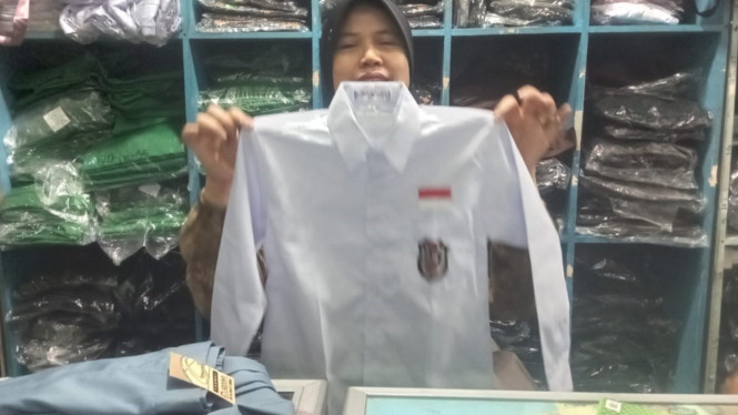 Penjualan seragam sekolah di Pasar Cisarua, Kabupaten Bogor, meningkat jelang tahun ajaran baru 2026.