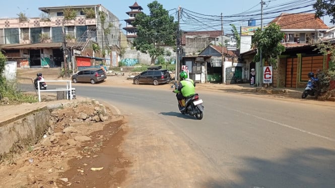 Dedie-Jenal Soroti Pentingnya K3 di Proyek Trase Batutulis, Kontraktor Klaim Bersihkan Ceceran Tanah Setiap Sore