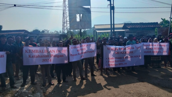 Warga Desa Sirnasari, Tanjungsari, menggelar aksi damai menuntut transparansi pengelolaan Dana Desa, BUMDes