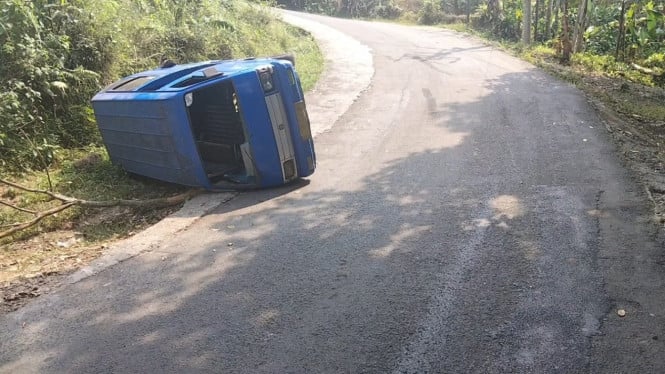 Diduga Tak Kuat Menanjak, Angkot Terbalik di Tanjakan Samid Tanjungsari, Dua Penumpang Selamat