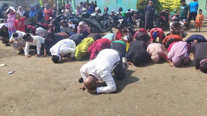 Aksi Damai Warga Sirnasari Ditutup Sujud Syukur