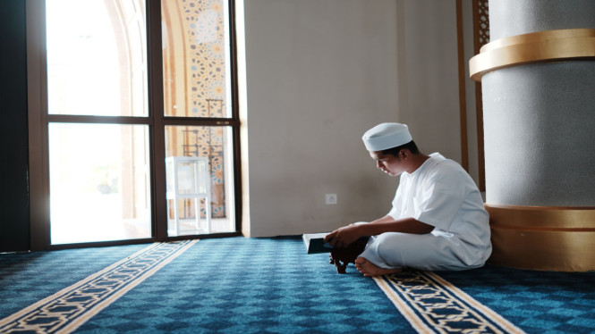 Perkuat pemahaman agama dengan Al-Qur'an dan sunah agar hati tetap teguh di era digital.