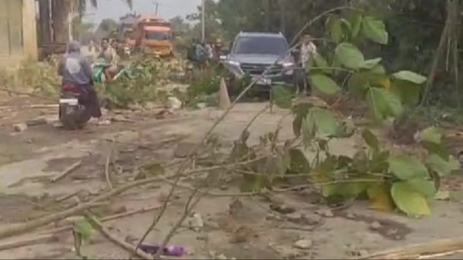 Warga Desa Jagabaya, Parungpanjang, menutup sementara Jalan Raya Bunar akibat polusi debu.