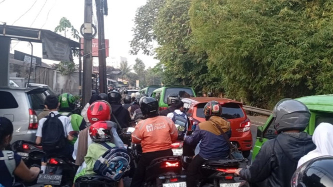 Hari pertama sekolah di Kota Bogor diwarnai kemacetan parah di Jalan Kebon Pedes akibat proyek penanganan longsor.