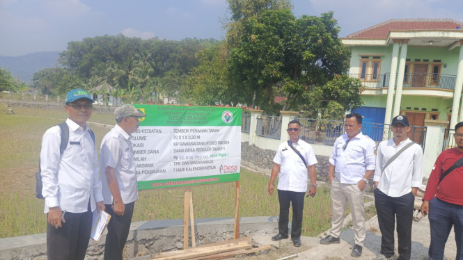 Pemdes Cibadak membangun TPT di Kampung Rawasadang, Tanjungsari, Kabupaten Bogor untuk memperkuat badan jalan