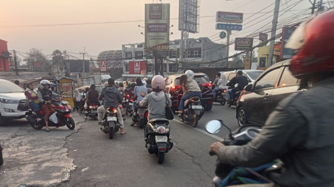 Mantan Bupati Bogor Iwan Setiawan mendorong Bupati dan DPRD duduk bersama mencari solusi kemacetan Puncak