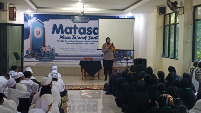 Kapolsek Megamendung, AKP Desi Triana Edukasi Ratusan Pelajar soal Bahaya NAPZA saat MPLS