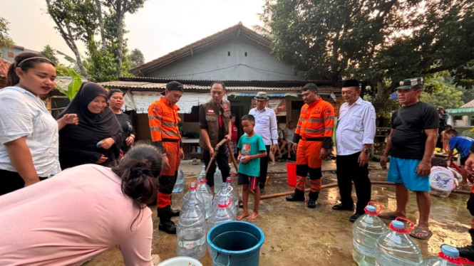 Warga mengantri air bersih di Bubulak, Kota Bogor