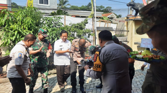 Kebersamaan TNI–Polri di Cigudeg Makin Solid, Kapolsek Berikan Kejutan kepada Danramil