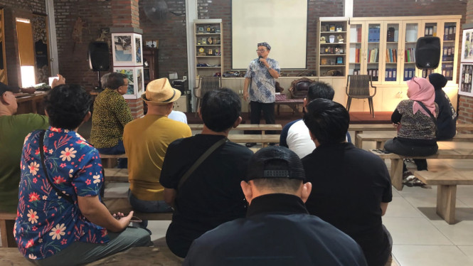 Pendiri Rumah Batik Komar, Dr. H. Komarudin Kudiya.