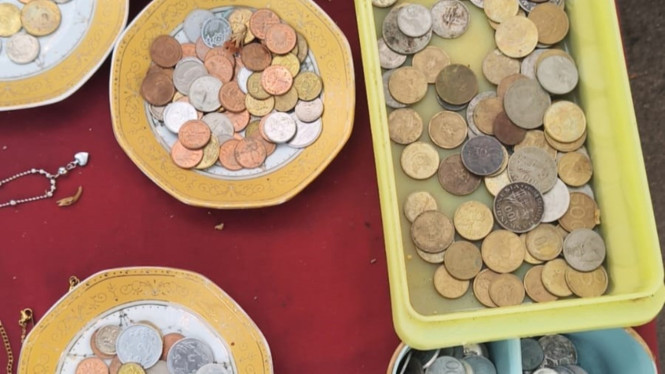 Kolektor uang kuno asal Bogor meluruskan mitos harga fantastis koin Rp1.000 kelapa sawit dan koin angklung.