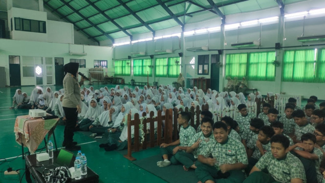 Sebanyak 222 siswa baru SMPIT Ummul Quro mengikuti MPLS bersama Polsek Kemang.