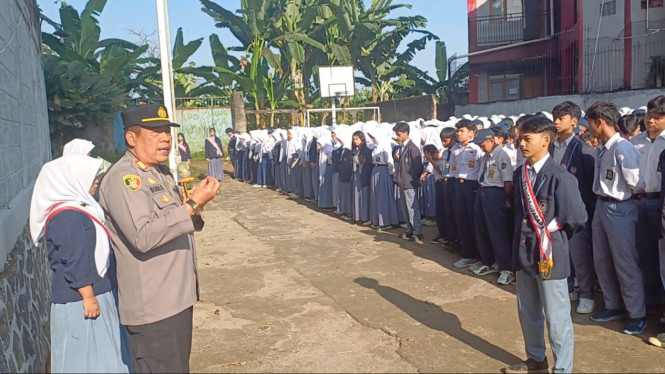Sebanyak 300 siswa SMK di Cisarua mengikuti pembekalan MPLS dari Polsek Cisarua.