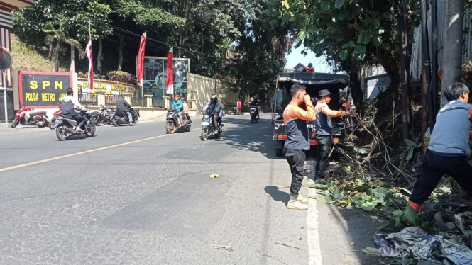 DLH Kabupaten Bogor sedang membersihkan Jalur Bocimi