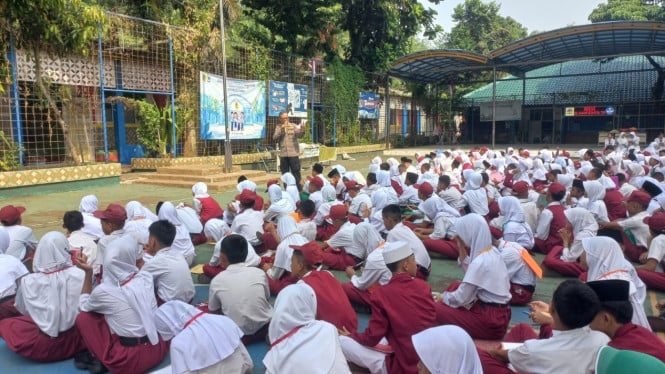 Polsek Citeureup memberikan edukasi kepada siswa SD, SMP, dan SMA saat MPLS tentang bahaya tawuran, narkoba