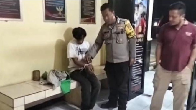 Pria asal Tangerang ditangkap warga usai diduga mencuri tiang jemuran stainless steel di Rumpin, Kabupaten Bogor.