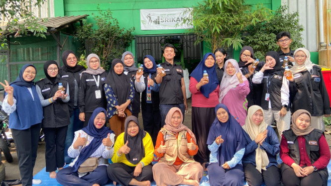 Mahasiswa UNJ Digitalisasi Bank Sampah Pondok Bambu