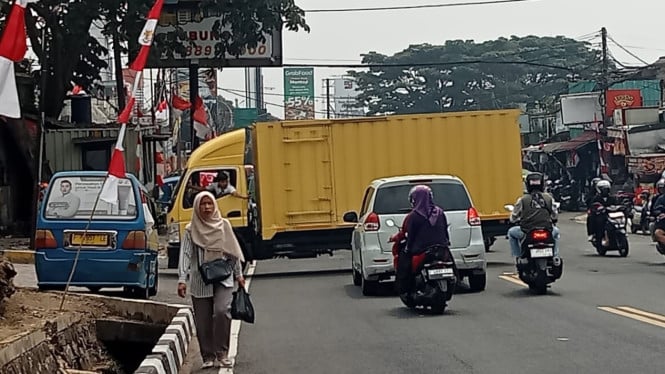 Putar balik sempit dan beton pembatas dikeluhkan warga karena membuat arus kendaraan di persimpangan Ciawi menuju Cibedug,