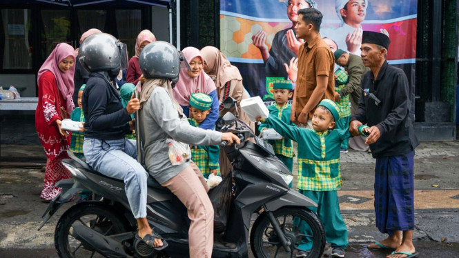 Berbagi dan bersyukur.