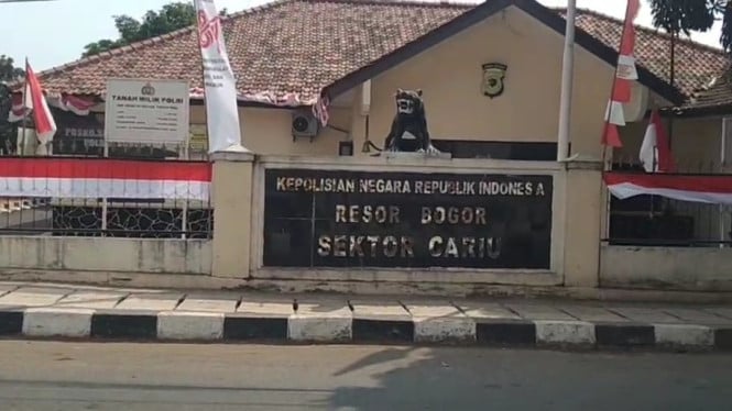 Polsek Cariu memasang bendera Merah Putih sepanjang 81 meter untuk menyambut HUT ke-81 RI.