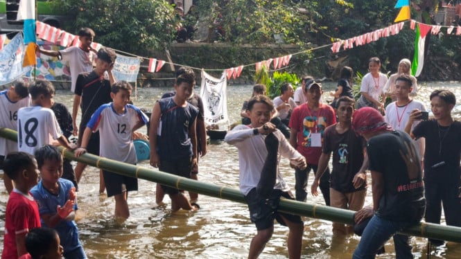 Lomba pukul bantal di atas sungai di Kampung Warna-warni Katulampa, Bogor.