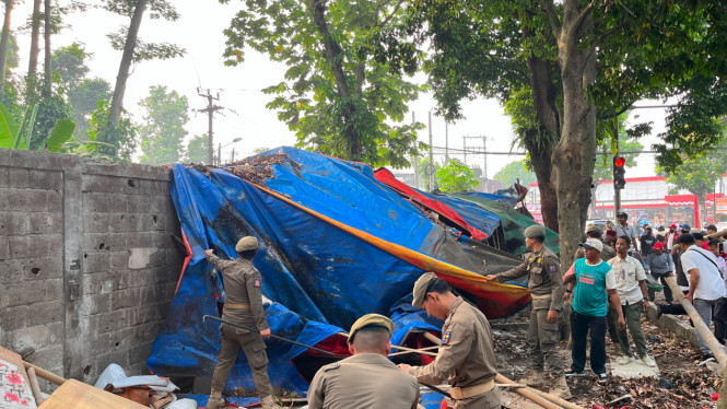 Satpol PP Kota Bogor menertibkan 86 lapak PKL di Jalan Raya Cifor