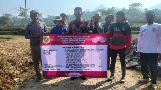 Pemdes Buanajaya membangun TPT sepanjang 418 meter dengan anggaran Rp362,9 juta.