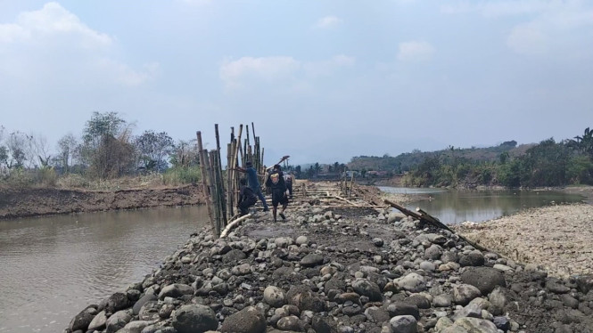 Pengalihkan aliran Sungai Cibeet untuk mengurangi ancaman abrasi dan luapan air yang dikhawatirkan warga Kampung Palahlar.