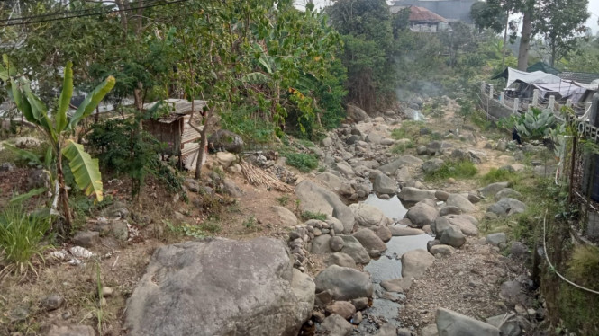 Kemarau panjang membuat debit Sungai Cimegamendung di Puncak, Kabupaten Bogor, turun hingga 80 persen.