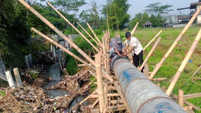 Warga dua desa di Caringin, Bogor, kecewa anggaran Irigasi Palayangan Rp1,3 miliar dihapus dari APBD 2026 di tengah kondisi kemarau dan kekeringan.