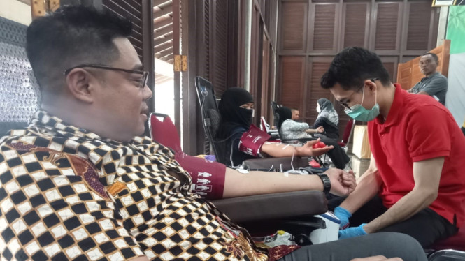 Puluhan warga dan wisatawan mengikuti donor darah di Agrowisata Gunung Mas Puncak, Kabupaten Bogor.