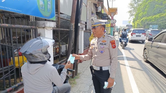 Abu Vulkanik Anak Krakatau Bertebaran di Puncak, Polisi Bagikan Ratusan Masker