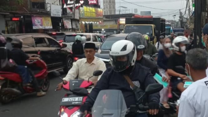 PSI Kabupaten Bogor membagikan masker gratis.