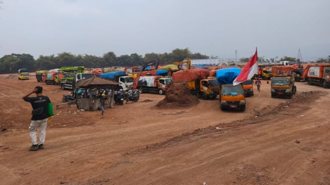 truk sampah menumpuk di terminal sementara pascakebakaran TPAS Galuga, Kecamatan Cibungbulang, Kabupaten Bogor.