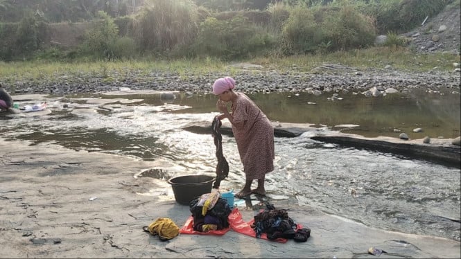 Lima Bulan Tanpa Hujan, Warga Bogor Terpaksa Mandi dan Cuci di Sungai Cibeet