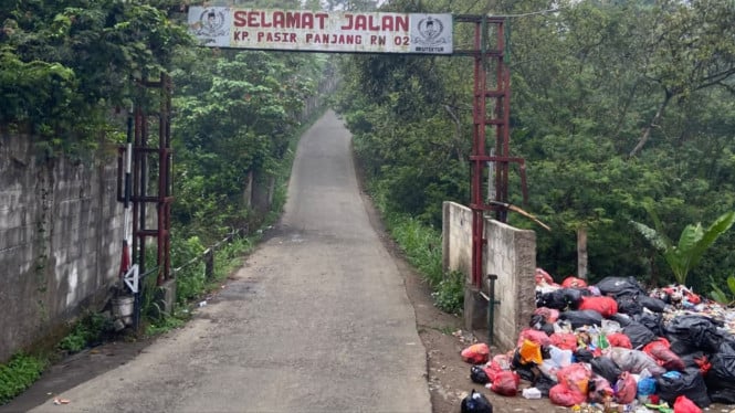 Diduga tercemar sampah dan limbah kotoran ayam, kondisi sungai di Puncak Cisarua dikeluhkan warga.