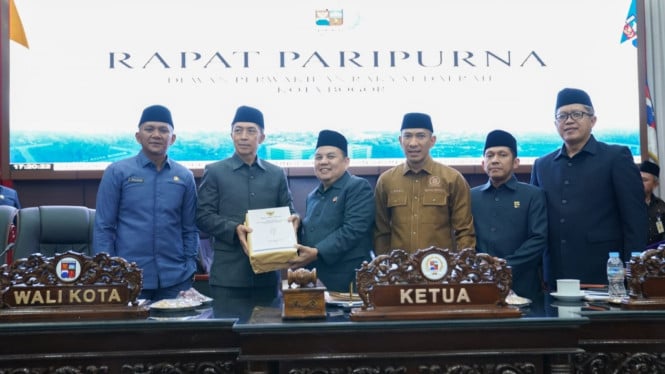 DPRD dan Pemkot Bogor mengesahkan dua Perda tentang pasar rakyat dan adminduk.