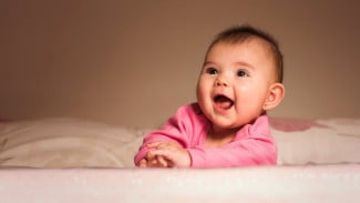 Kebiasaan Memberi Bedak Pada Bayi Apakah Perlu? Ini Tips yang Tepat