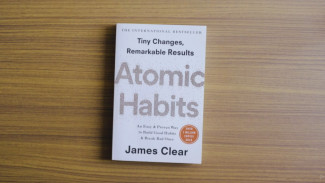 Buku Atomic Habits: Mengubah dan Mengembangkan Kebiasaan Demi Masa Depan -James Clear