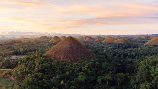 Mirip Choco Cips, Hamparan Chocolate Hills di Filipina Konon Ada Raksasa Jatuh Cinta