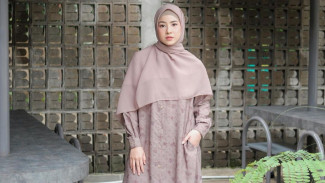 5 Potret OOTD Hijab Syari Ala Natasha Rizki, Cocok Buat Daily