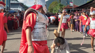 Bikin Takjub, Indahnya Toleransi di Jalan Salib Kolosal di Ruteng