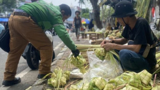 Panen Rupiah dari Kulit Ketupat Lebaran