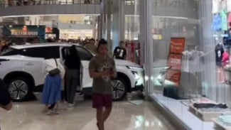 Alamak! Bocah Tabrakkan Mobil Listrik Cherry ke Tembok Mal, Auto Beli?