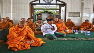 Ketua MUI Kritik Warga Jamu Puluhan Biksu di Masjid: Kebablasan!
